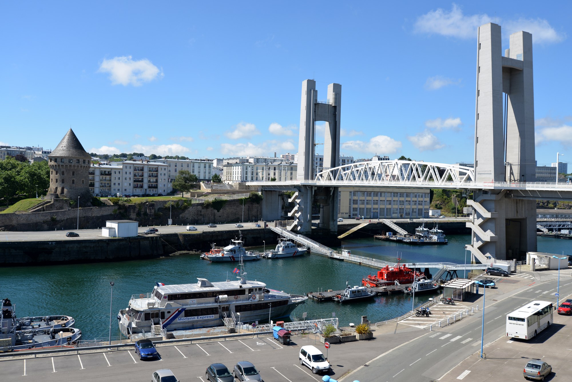 La Penfeld à Brest sous un ciel d'août : le pont levant de Recouvrance, la tour Tanguy et les immeubles blancs de la Reconstruction