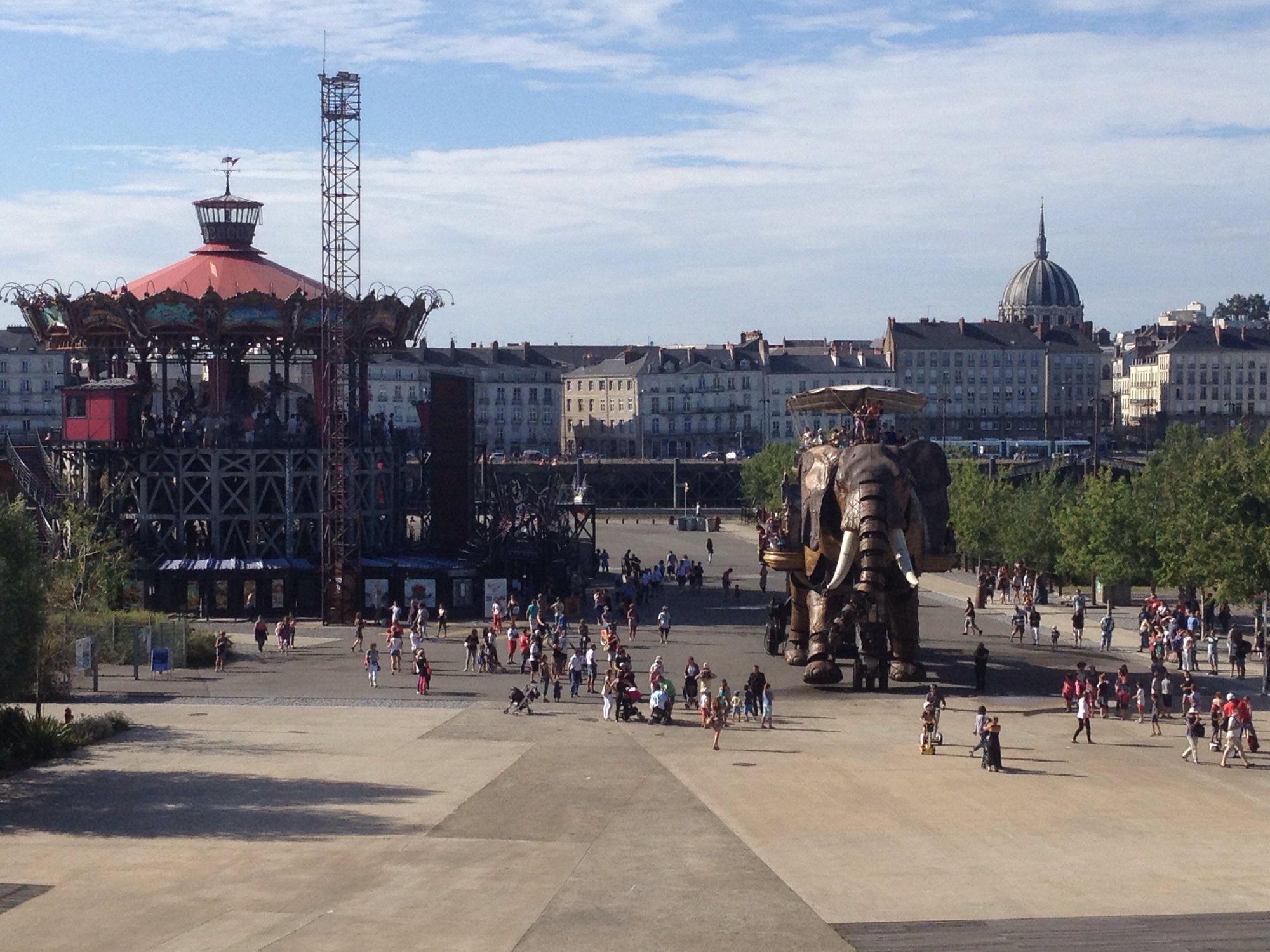 L'esplanade de l'île de Nantes un jour d'été : le carrousel des Mondes marins, le Grand Éléphant et la foule des promeneurs