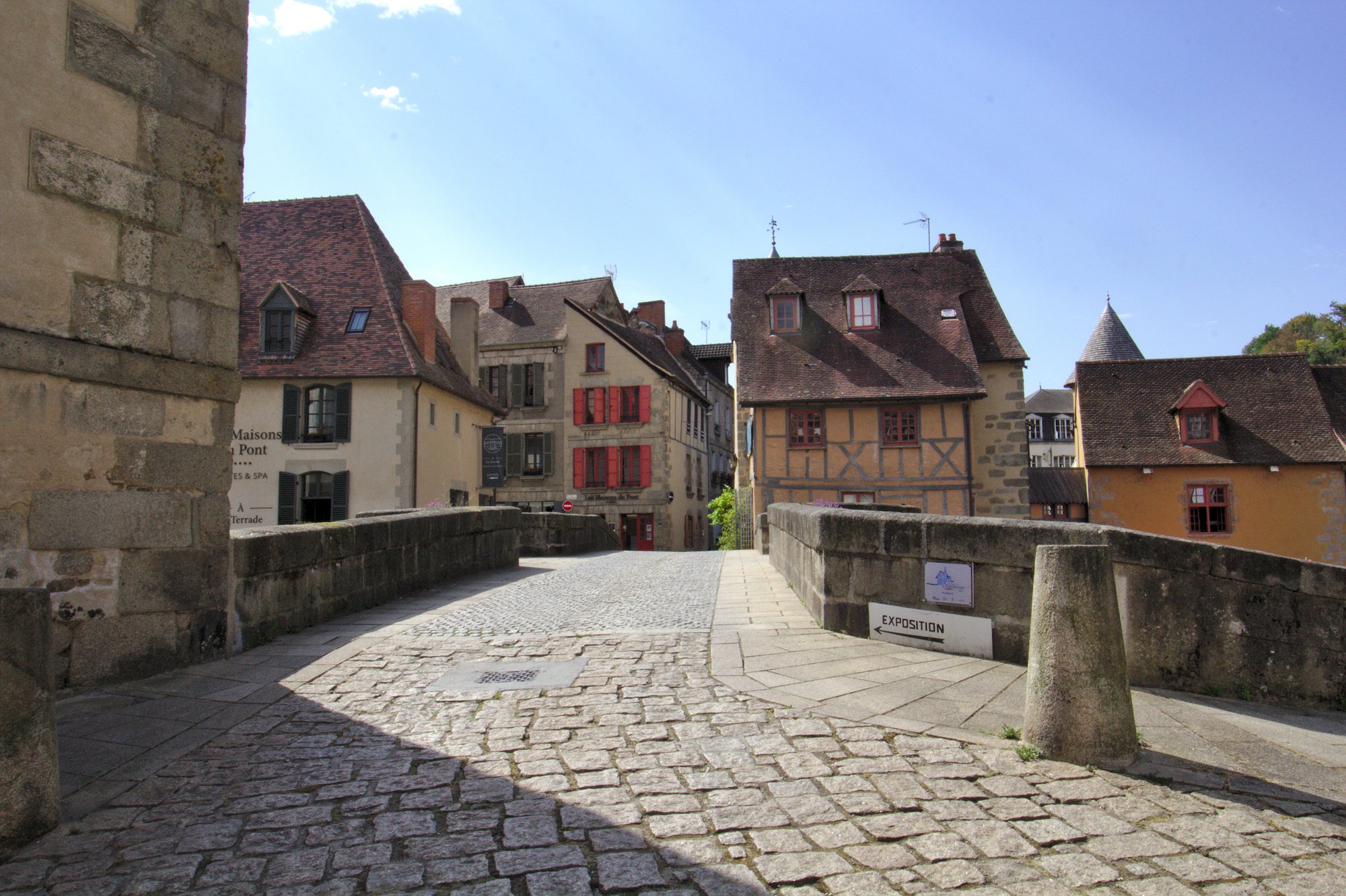 Le pont de la Terrade et les maisons à pans de bois du centre-ville d'Aubusson, à hauteur de rue
