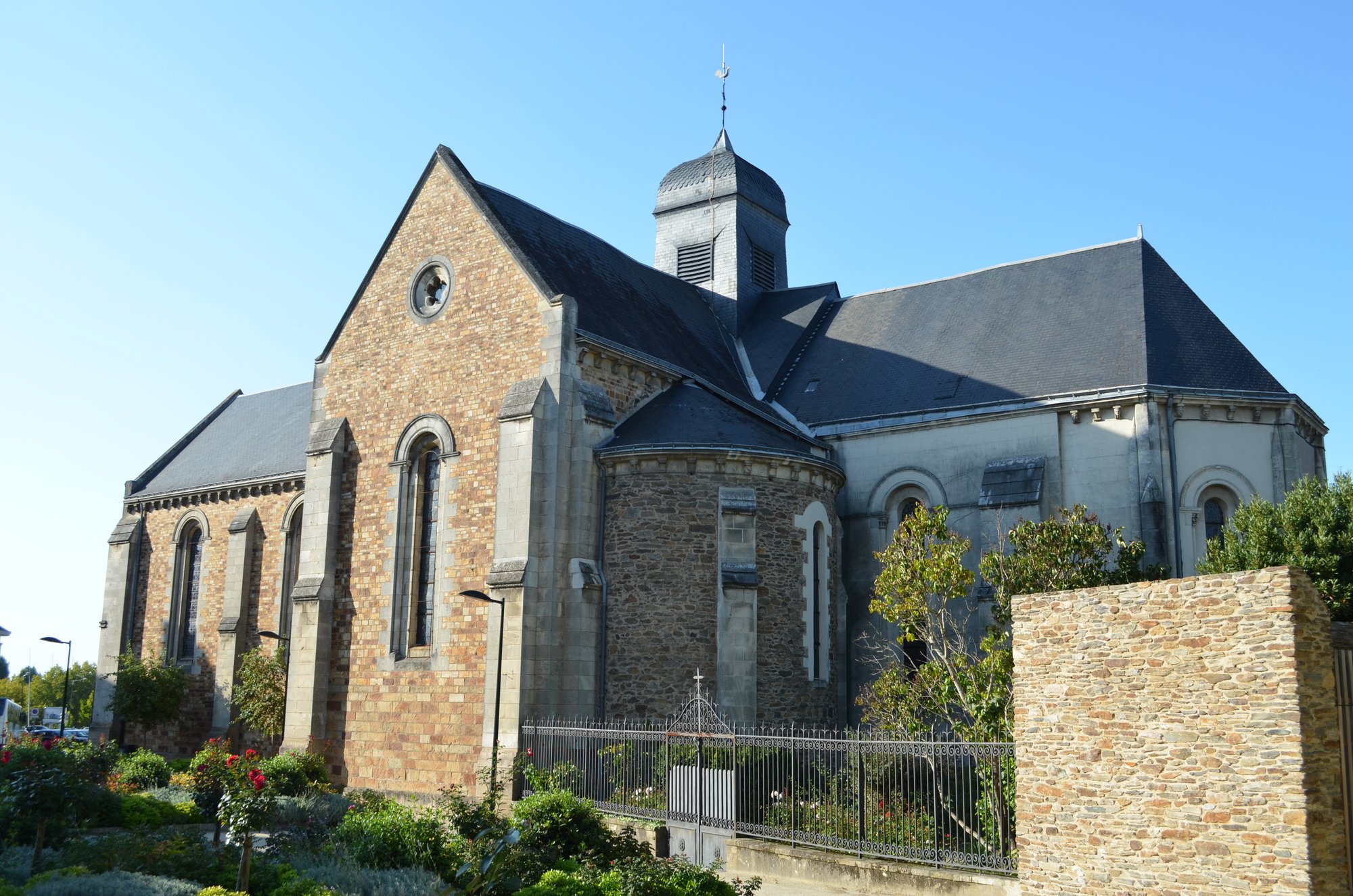 L'église Saint-Jacques de Pirmil, à Nantes, entourée des murs et des jardins du quartier